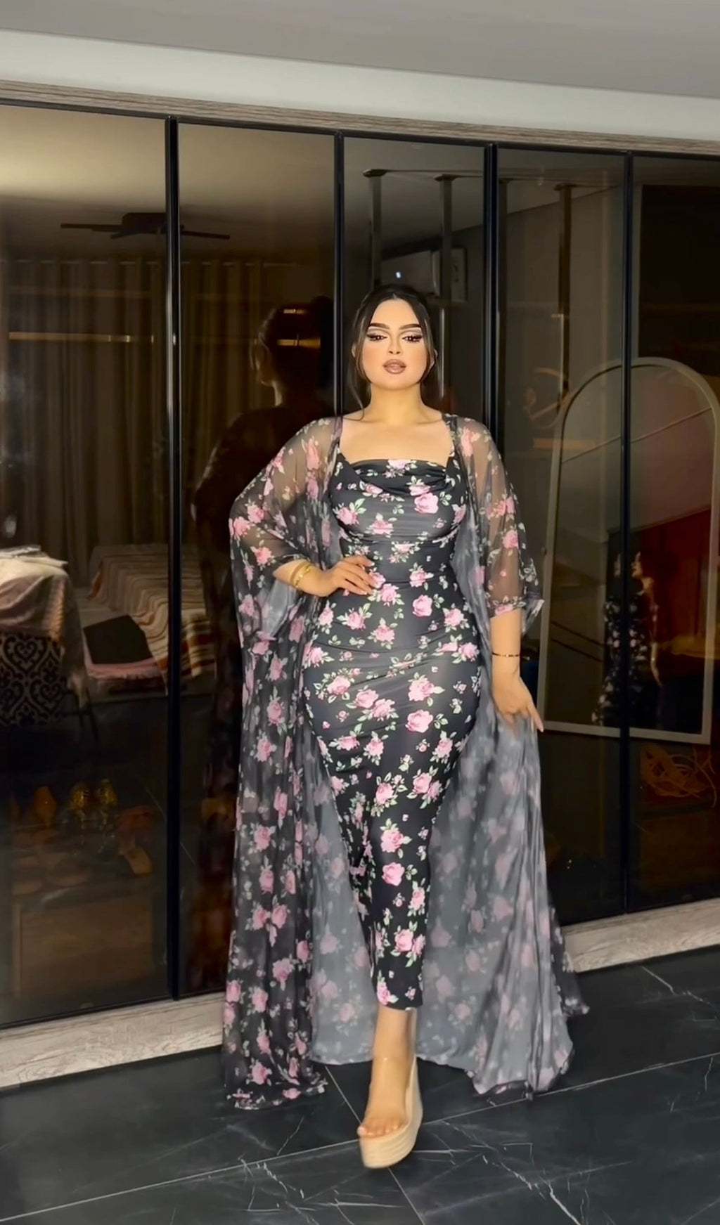 Cashmere rose printed with a rose printed robe