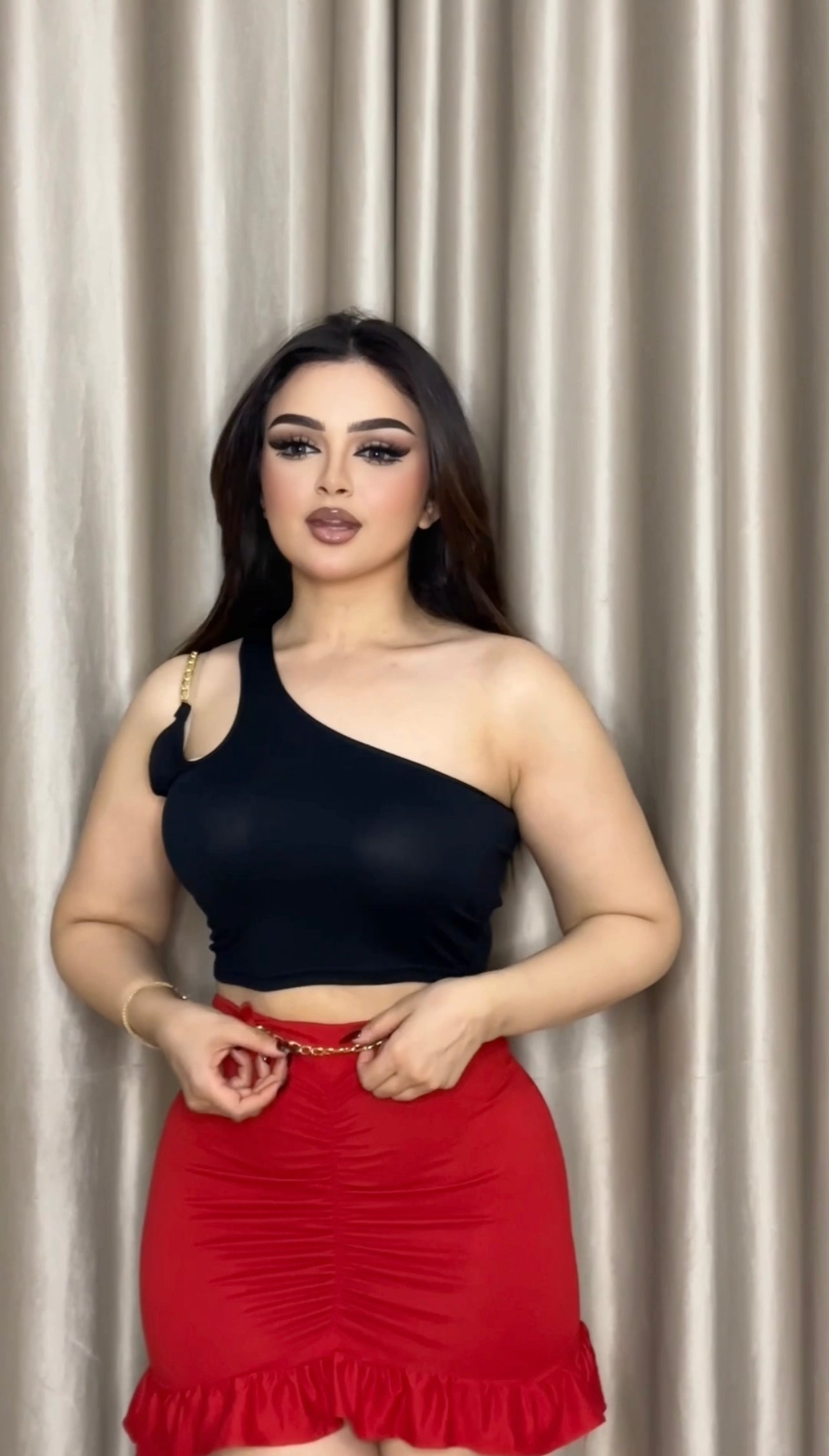 Red skirt set with chain